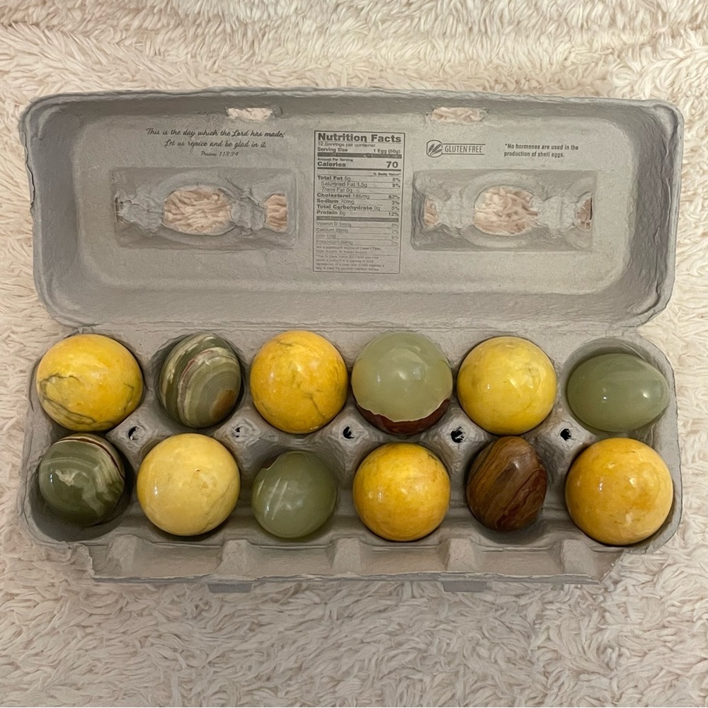 Set of 12 different sizes and types alabaster eggs - Picture 4 of 12
